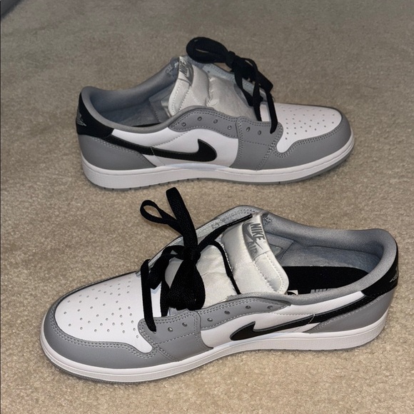 Air Jordan 1 Retro Low OG “Barons” Sneaker - Picture 4 of 10